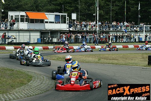 Heftig Junior veld slingert zich door de chicane! 